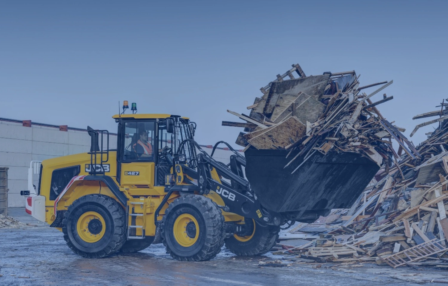 Imagem de retroescavadeira trabalhando