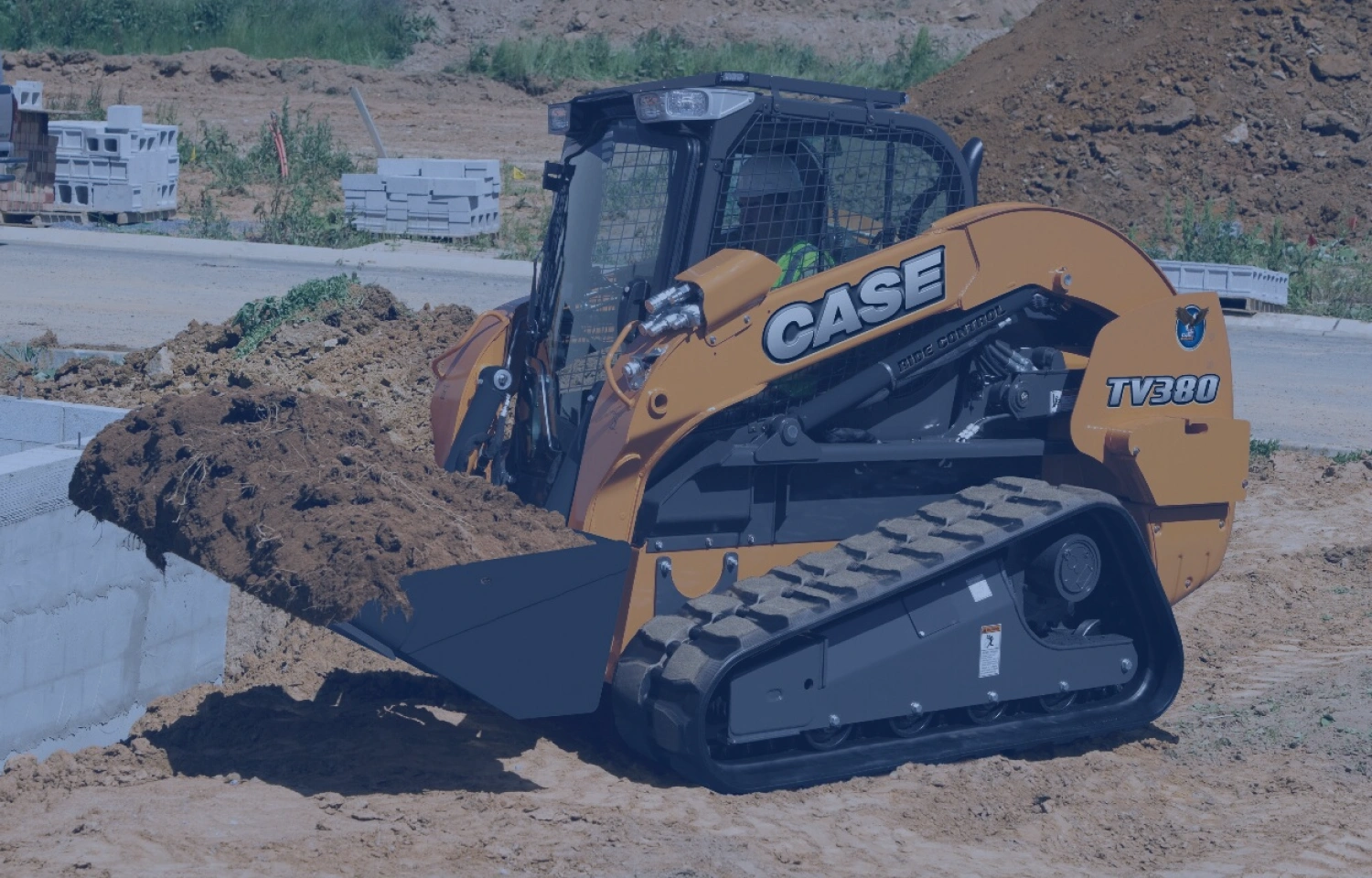 Imagem de mini carregadeira trabalhando