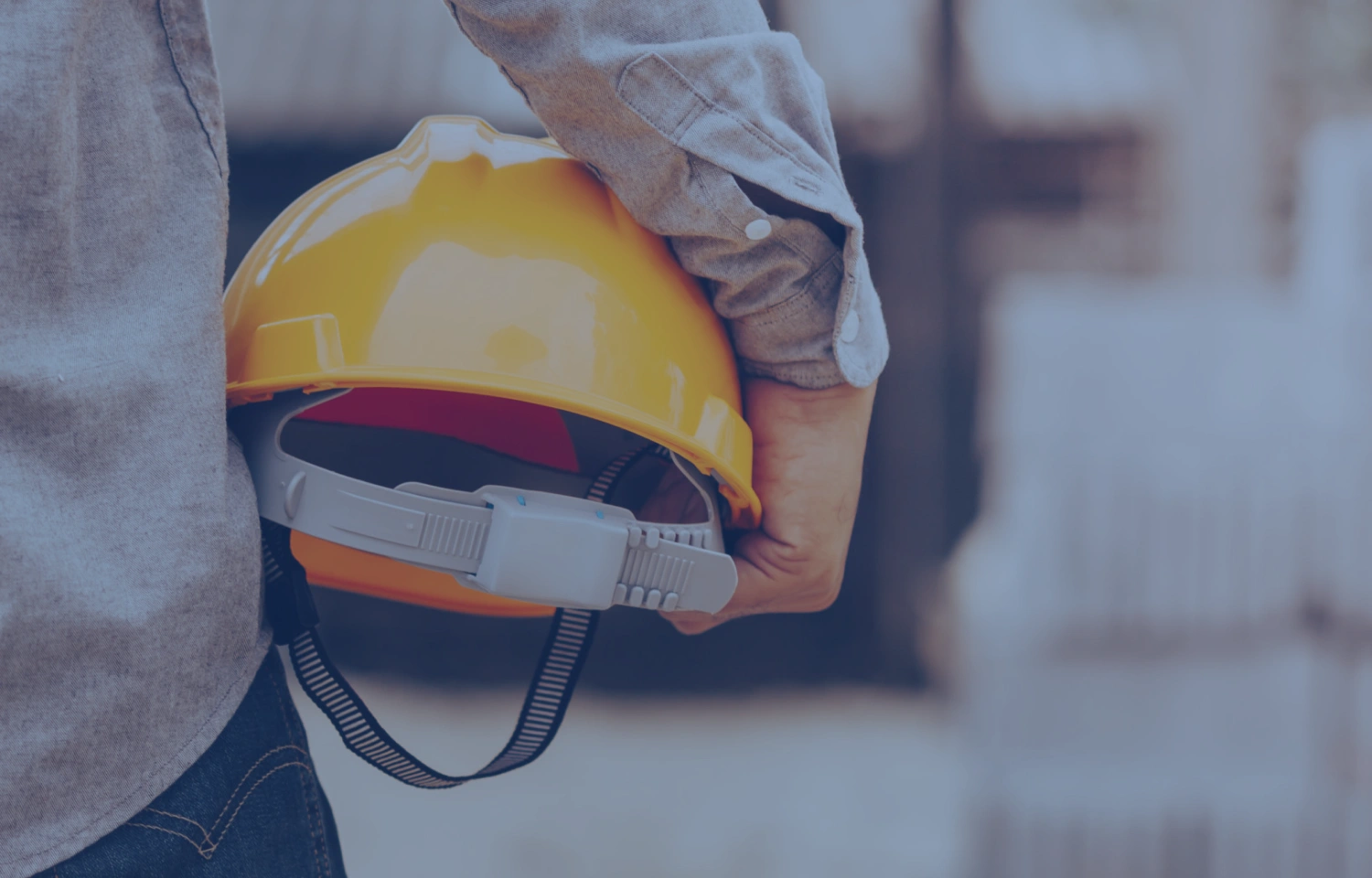 Imagem de operador segurando capacete de obras